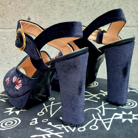 Elegant Black Embroidered Heels - Picture 4 of 15